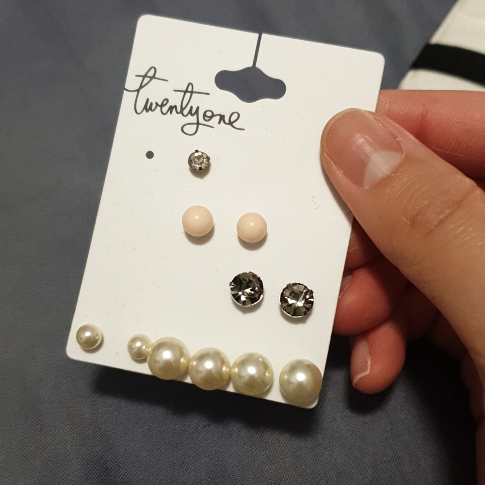 F21 Pearl Earring Set